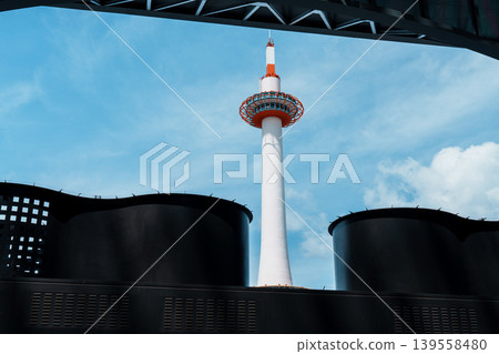 京都塔,背景是美麗的藍天。 京都塔,背景是美麗的藍天。 139558480