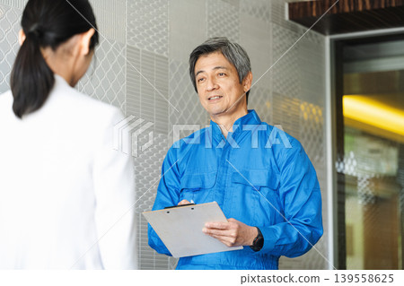 一位傾聽住戶意見的公寓大樓經理。 139558625