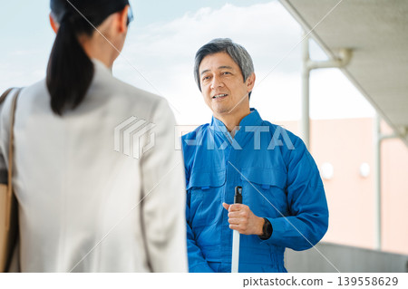 公寓大樓管理員與住戶交談 139558629