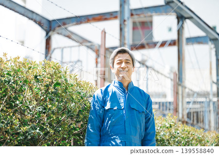 身著工作服的老年男子的肖像 身著工作服的老年男子的肖像 139558840