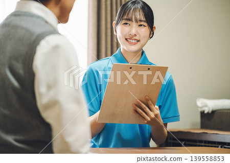 一名女性家事服務人員正在進行家訪訪談。 139558853