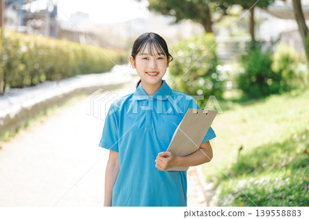年輕女護理師的戶外肖像 139558883