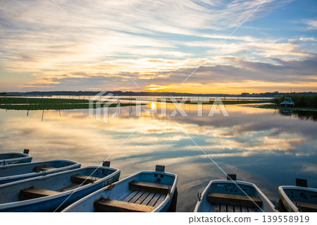 Sunrise over Lake Inbanuma (Chiba Prefecture) Sunrise over Lake Inbanuma (Chiba Prefecture) 139558919