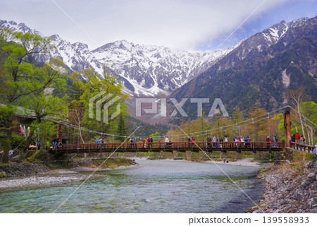 俯瞰上高地清澈溪流和河童橋的山景。 俯瞰上高地清澈溪流和河童橋的山景。 139558933