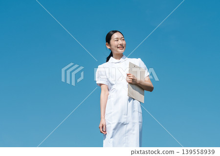 一位身穿白大褂的年輕護士 一位身穿白大褂的年輕護士 139558939