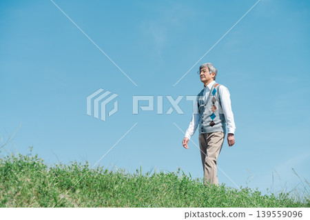 Portrait of a senior man strolling in a park 139559096