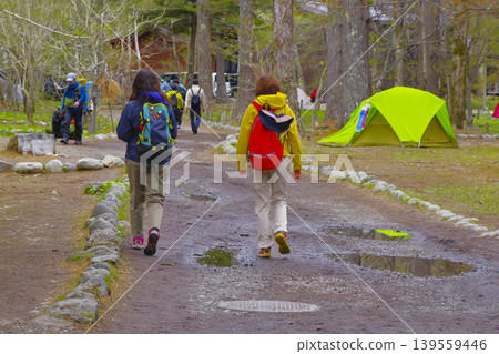 徒步旅行者沿著上高地的步道行走 139559446