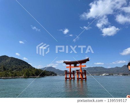 漂浮在海上的嚴島神社大鳥居和瀨戶內海的景色 漂浮在海上的嚴島神社大鳥居和瀨戶內海的景色 139559517