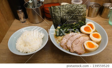 伊凱拉麵配白米飯享用 139559520