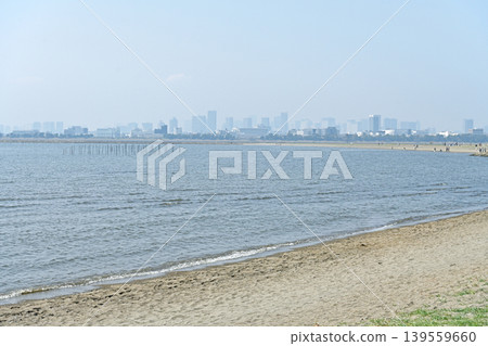 從海對岸眺望城市景觀；從寧靜的海濱眺望開闊的海灣地區。 139559660