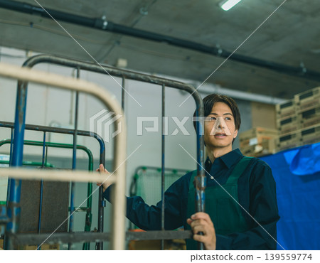 在倉庫工作的男工人 139559774