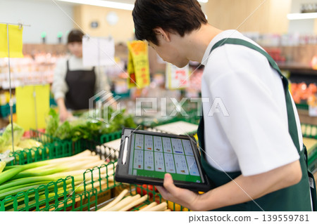 在超市工作的男店員 139559781