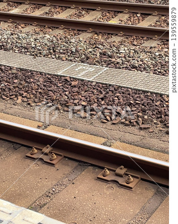 在火車軌道上發現的幸運七 139559879