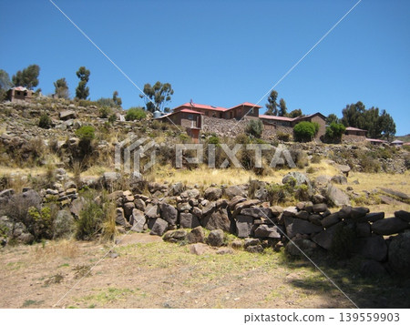 塔基勒島的景色以及殘存的石牆 塔基勒島的景色以及殘存的石牆 139559903