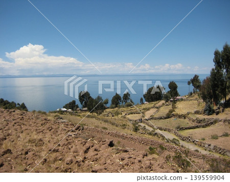 從石牆公路眺望塔基勒島,俯瞰的的喀喀湖。 從石牆公路眺望塔基勒島,俯瞰的的喀喀湖。 139559904