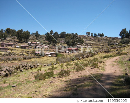 塔基勒島的景色,層層疊疊的梯田。 塔基勒島的景色,層層疊疊的梯田。 139559905