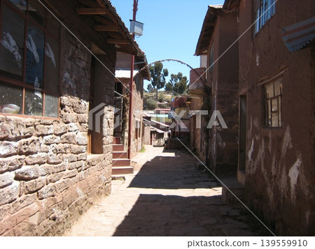 塔基勒島狹窄街道的景色 塔基勒島狹窄街道的景色 139559910