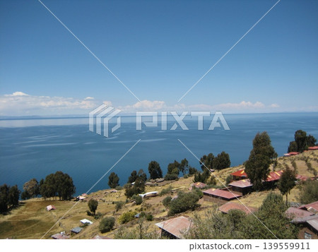 從塔基勒島眺望的的喀喀湖 從塔基勒島眺望的的喀喀湖 139559911