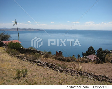 從塔基勒島眺望的的喀喀湖 從塔基勒島眺望的的喀喀湖 139559913