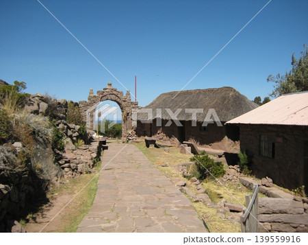 塔基勒島的景色,那裡仍然保留著傳統的房屋和石門。 塔基勒島的景色,那裡仍然保留著傳統的房屋和石門。 139559916