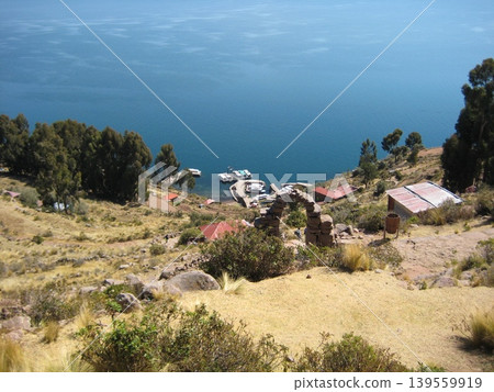 塔基勒島的景色,陡峭的山坡一直延伸到港口。 塔基勒島的景色,陡峭的山坡一直延伸到港口。 139559919