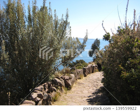 塔基勒島上的步道可遠眺的的喀喀湖。 塔基勒島上的步道可遠眺的的喀喀湖。 139559922