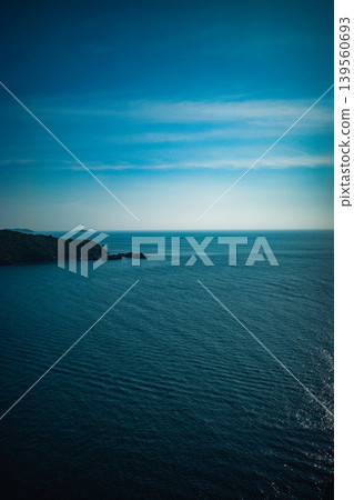 一望無際的蔚藍大海,點綴著島嶼的輪廓。 (用作背景/圖片素材) 一望無際的蔚藍大海,點綴著島嶼的輪廓。 (用作背景/圖片素材) 139560693