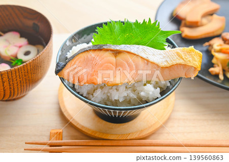 烤鮭魚柳配白飯,佐以紫蘇葉。 烤鮭魚柳配白飯,佐以紫蘇葉。 139560863