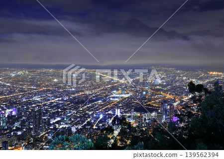 波哥大夜景全景:哥倫比亞首都璀璨的燈光和縱橫交錯的十字路口。 波哥大夜景全景:哥倫比亞首都璀璨的燈光和縱橫交錯的十字路口。 139562394