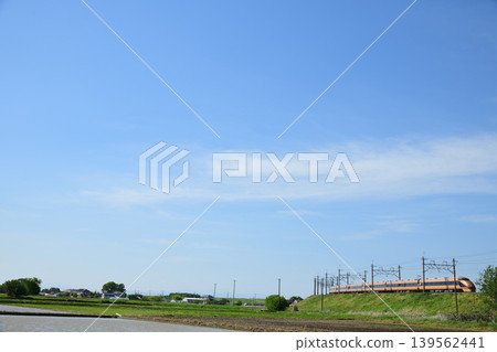 東武鐵道 100 系列 Spacia 列車在堤防上沿著曲線行駛。 東武鐵道 100 系列 Spacia 列車在堤防上沿著曲線行駛。 139562441