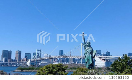 The Rainbow Bridge and the Statue of Liberty in Odaiba The Rainbow Bridge and the Statue of Liberty in Odaiba 139563160