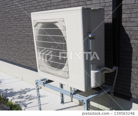 房屋內安裝的空調室外機 房屋內安裝的空調室外機 139563246