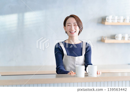 一個圍裙的女人 139563442