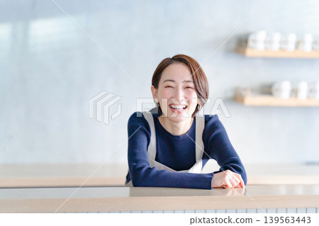 一個圍裙的女人 139563443
