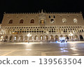 Night view of the Doge's Palace in the old town of Venice, Italy 139563504