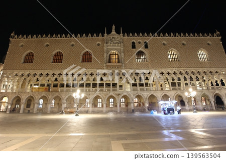 Night view of the Doge's Palace in the old town of Venice, Italy 139563504