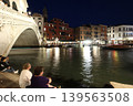 Night view of the Rialto Bridge in the old town of Venice, Italy 139563508
