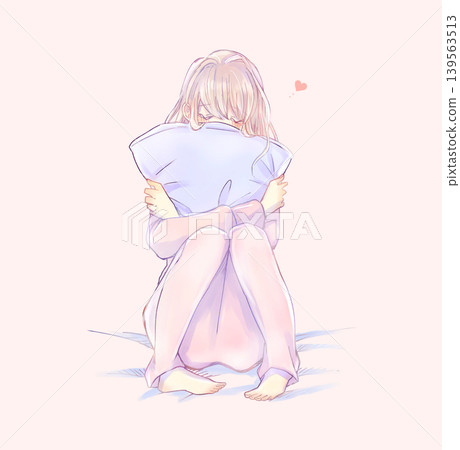 一位女子抱著靠墊;愛;在床上。 一位女子抱著靠墊;愛;在床上。 139563513