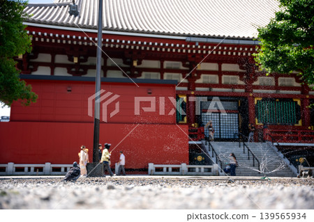 Summer temple scenery and water splashes 139565934