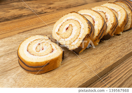 Swiss Roll, Round Sponge Cake, Sliced Rolled Vanilla Biscuit with Jam Filling, Swiss Dessert, Log Cake Swiss Roll, Round Sponge Cake, Sliced Rolled Vanilla Biscuit with Jam Filling, Swiss Dessert, Log Cake 139567988