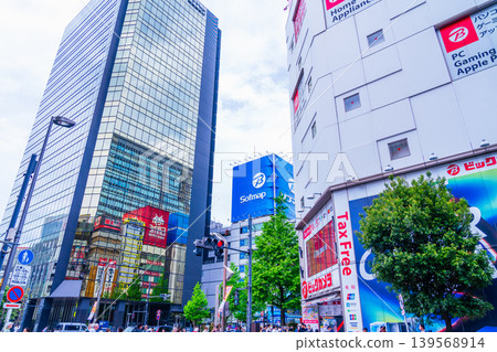 東京的城市景觀:綠樹成蔭的秋葉原電器街 東京的城市景觀:綠樹成蔭的秋葉原電器街 139568914