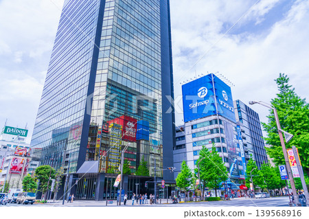 東京的城市景觀:綠樹成蔭的秋葉原電器街 東京的城市景觀:綠樹成蔭的秋葉原電器街 139568916