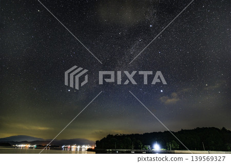 瀨戶內海上空的夏日星空:夏日大三角和天鵝座的落日。 瀨戶內海上空的夏日星空:夏日大三角和天鵝座的落日。 139569327