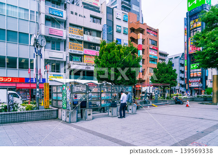 東京街頭景象:高塚寺車站前的吸煙區。 東京街頭景象:高塚寺車站前的吸煙區。 139569338