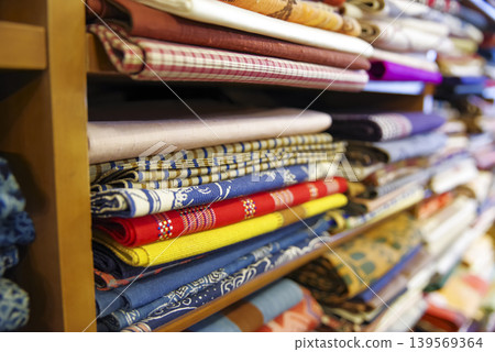 Colorful fabrics and Japanese patterned fabrics lined up on the shelves 139569364
