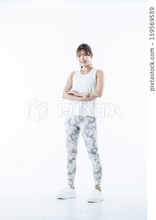 年輕女子,穿著運動服,看向鏡頭,擺姿勢,全身照,白色背景 年輕女子,穿著運動服,看向鏡頭,擺姿勢,全身照,白色背景 139569589