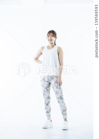 年輕女子,穿著運動服,看向鏡頭,擺姿勢,全身照,白色背景 年輕女子,穿著運動服,看向鏡頭,擺姿勢,全身照,白色背景 139569593