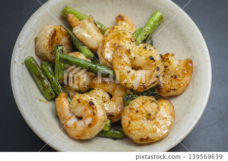 Stir-fried shrimp and asparagus Stir-fried shrimp and asparagus 139569639