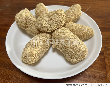 拍攝一盤台灣傳統的點心麻粩 拍攝一盤台灣傳統的點心麻粩 139569684