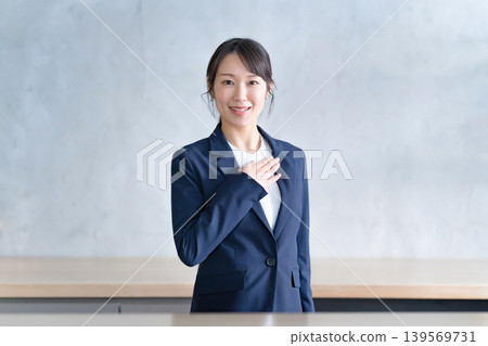 年輕的商界女強人 139569731